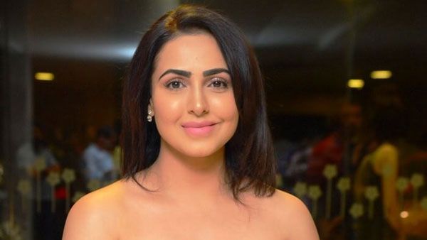 బ్రా కూడా లేకుండా షాకిచ్చిన నందినీ రాయ్: ఈ హాట్ వీడియో చూస్తే అస్సలు తట్టుకోలేరు!