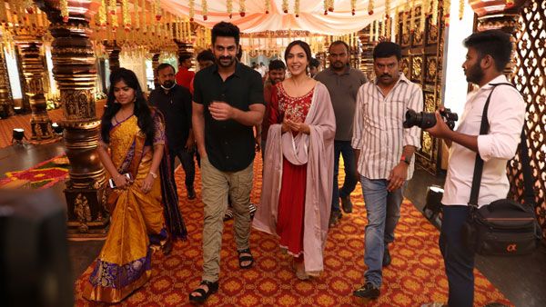 Varudu Kaavalenu : ప్రమోషన్లు ఇలా కూడా చేస్తారా? అందరి పెళ్లిళ్లకు వెళ్లి షాకిచ్చారుగా!