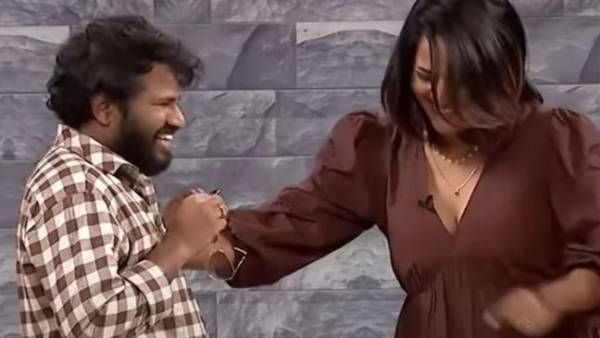 లాక్ కావాలన్న అనసూయకు హైపర్ ఆది లిప్ లాక్...షాకింగ్ కామెంట్స్ చేసిన రోజా!