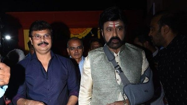 Akhanda pre release event live: సింహంలా అడుగుపెట్టిన బాలకృష్ణ.. బోయపాటి రాయల్‌గా ఎంట్రీ