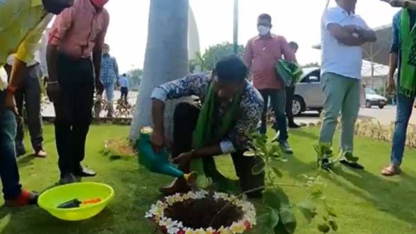 Puneeth Rajkumar పేరిటి మొక్క నాటిన హీరో విశాల్.. గ్రీన్ ఇండియా ఛాలెంజ్‌లో ఎనిమి టీమ్ ఎమోషనల్