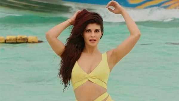 ఓ రేంజ్‌లో రెచ్చిపోయిన ప్రభాస్ హీరోయిన్: విచిత్రమైన డ్రెస్‌లో అందాలు మొత్తం కనిపించేలా!