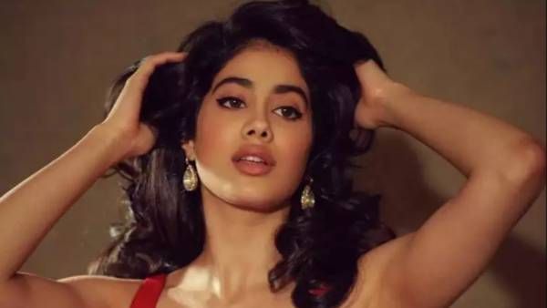 Janhvi Kapoor: బటన్స్ విప్పేసి రచ్చ చేసిన జాన్వీ కపూర్.. ముందుకు వంగి మరీ అందాల జాతర