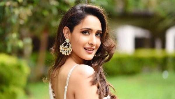 మీరు మనిషేనా? బాలకృష్ణకు హీరోయిన్ సూటి ప్రశ్న.. షూటింగ్ లో ఆ అనుభవంతోనే అలా?