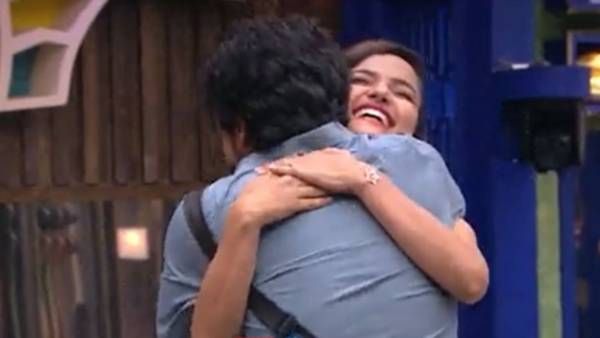 Bigg Boss Telugu 5.. నాగార్జున ముందే సిరి, షణ్ముఖ్ కౌగిలింతలు.. ఏంటో అంటూ తలబాదుకొన్న మన్మథుడు