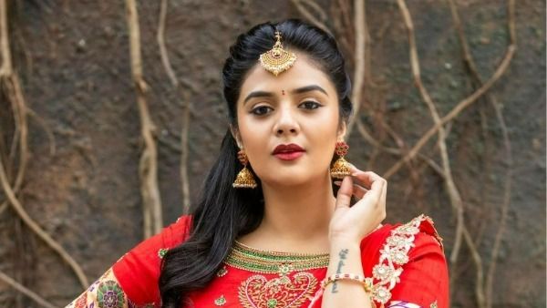 Sreemukhi గ్లామరస్ ఫోటోలు వైరల్: అందాల ప్రదర్శనతో ఆకట్టుకొంటున్న రాములమ్మ