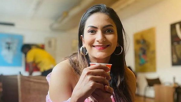 లక్ష ఇస్తాం పడక గదిలోకి వస్తావా.. బిల్డింగ్‌పై దూకి అంటూ డైరెక్టర్‌ నిర్వాకంపై శ్వేతా వర్మ