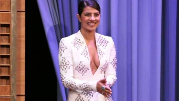 Priyanka Chopra బ్రా తీసేసి రచ్చ చేసిన బాలీవుడ్ బ్యూటీ.. వైరల్‌గా ఎద అందాల ఆరబోత