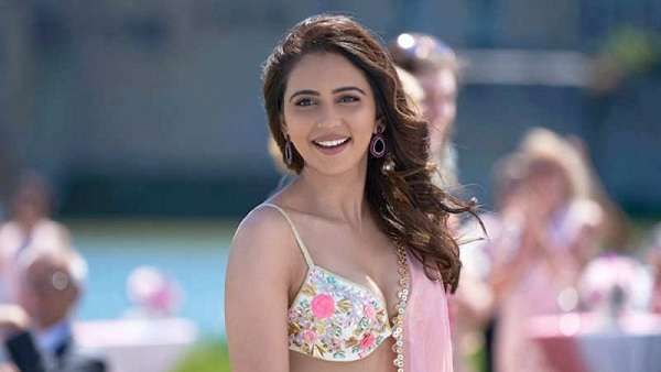 బాలీవుడ్ లో రకుల్ రేంజ్ మాములుగా లేదుగా.. షూటింగ్స్ కోసం హెలికాప్టర్.. ఎక్కడి నుంచి ఎక్కడికంటే?