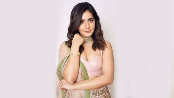 Rashi Khanna గ్లామర్ ట్రీట్..అలా అందాలు ఆరబోస్తూ కనువిందు!