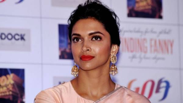 Deepika Padukone: వింత డ్రెస్‌తో అందాల ఆరబోత.. మొన్న రొమాన్స్ ఇప్పుడు ఘోరంగా!