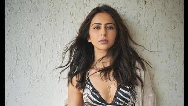 Rakul Preet Singh హాట్ ఫోటోతో రెచ్చిపోయిన రకుల్ .. ఎద అందాలు ఆరబోస్తూ గ్లామర్ ట్రీట్!