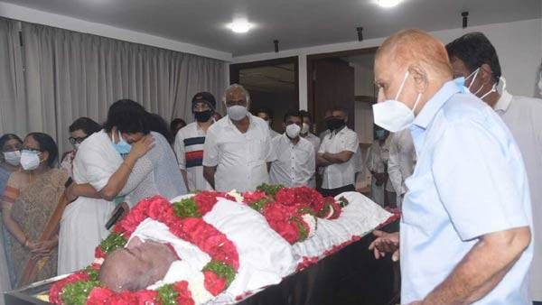 ర‌మేశ్ బాబు అంత్య‌క్రియ‌లు పూర్తి.. భోరుమన్న కృష్ణ..అన్నీ తానైన నమ్రత.. మహేష్ వీడియో కాల్ లో!