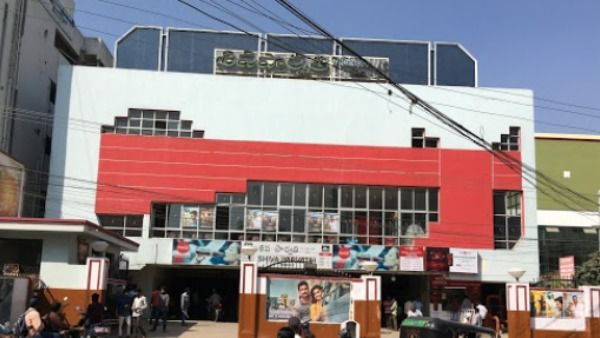 ఫేమస్ థియేటర్‌లో భారీ అగ్నిప్రమాదం: కాలి బూడిదైన సినిమా హాల్.. ఆ మూవీ ప్రదర్శన తర్వాత ఘటన!