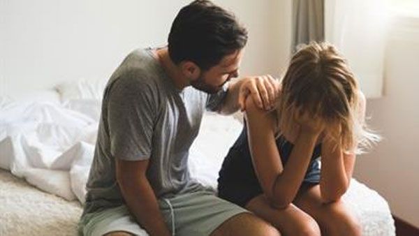 జిమ్ ట్రైనర్ తో టాలీవుడ్ హీరో రొమాన్స్.. భార్యకు రెడ్ హ్యాండెడ్ గా దొరికిపోవడంతో..