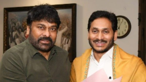 ఇండస్ట్రీ పెద్దగా కాదు బిడ్డగా వచ్చానన్న చిరు.. వెల్కమ్ ఆచార్య అంటూ జగన్ స్వాగతం