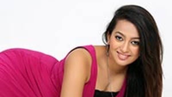 కమిట్ కావలసిందేనన్నారు.. లేదంటే అంతా అయిపోతుందని బెదిరింపులు.. నోరు విప్పిన ఎస్తేర్ నొరోన్హా!