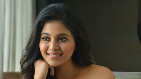 టాప్ వ్యూ నుంచి ఎద అందాలు హైలెట్ చేసిన అంజలి.. కారులో ఇలా ఎంత సెక్సీగా ఉందో..