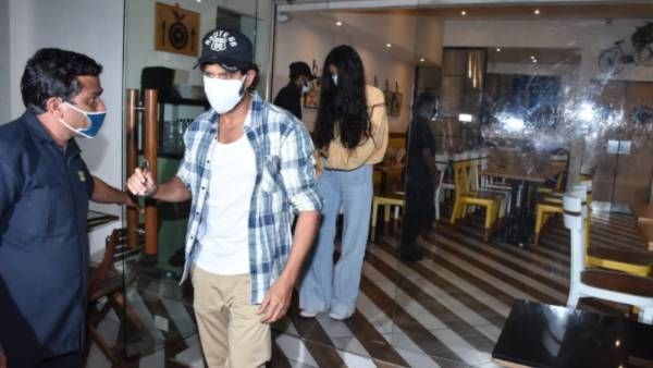 లవర్‌తో రెడ్ హ్యాండెడ్‌గా పట్టుబడ్డ హృతిక్.. మీడియా కంటికి చిక్కకుండా ముఖాన్ని అలా దాచేస్తూ.. ఫోటోలు వైరల్