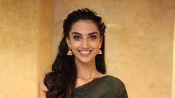 Prabhas మూవీ ఆఫర్‌పై మీనాక్షి క్లారిటీ: చాలా హ్యాపీ అంటూ కామెంట్స్