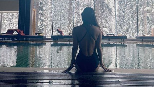 హనీమూన్‌లో హాట్‌గా సీరియల్ హీరోయిన్: దారుణమైన ఫోజులతో కొత్త పెళ్లికూతురు రచ్చ