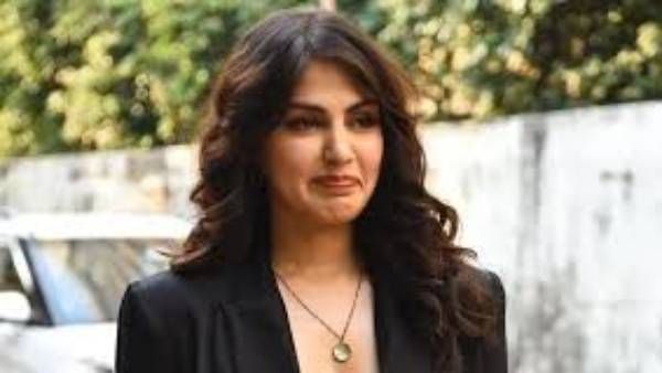 సుశాంత్ మృతి తరువాత మొట్ట మొదటిసారిగా అలా కనిపించిన రియా.. అందరికీ థాంక్స్ అంటూ!