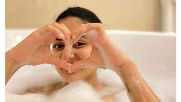 Esther Anil: దృశ్యం పాప ఈసారి ఏకంగా స్నానం చేస్తూ.. బాత్‌రూమ్‌లో సెక్సీ స్టిల్.. షాకింగ్ ఫొటో!