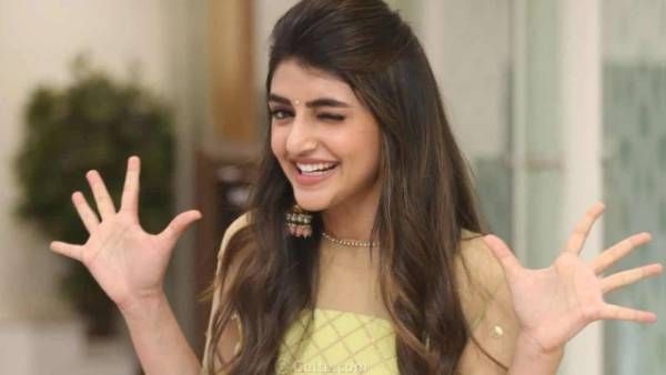 ఓ వైపు మహేష్ మరోవైపు ప్రభాస్.. ఈ బ్యూటీ లక్కు మామూలుగా లేదు?