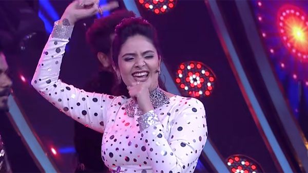 కొత్త షోలో శ్రీముఖి ఊహించని పని: అక్కడ చేయి వేయించుకుని మరీ అతడితో!