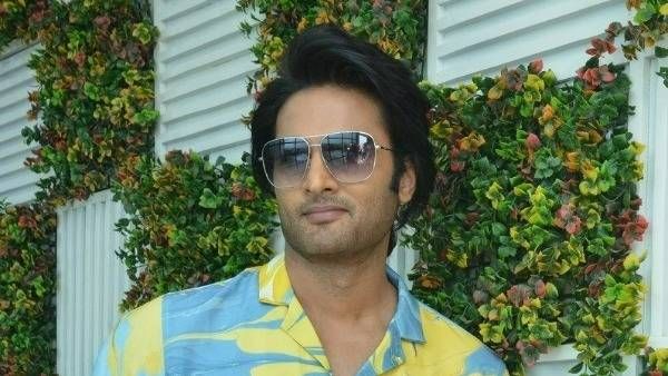 హీరోనైన మొదటి రోజే సినిమాటోగ్రాఫర్ అవమానం.. గదిలోకి వెళ్లి ఏడ్చేసిన సుధీర్ బాబు!