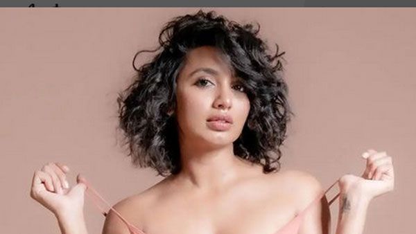 Tejaswi Madivada: షర్ట్ బటన్స్ తీసేసి తెలుగమ్మాయి అందాల ఆరబోత.. ఎప్పుడు లేని విధంగా ఘాటుగా..