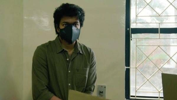 అభిమానులు చేసిన పనికి క్షమాపణలు కోరిన విజయ్.. అందరి ముందు చేతులు జోడించి..