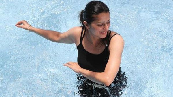 భూమిక చావ్లా అందాల విందు: టాప్‌ను కిందకు జరిపి మరీ ఘాటుగా!