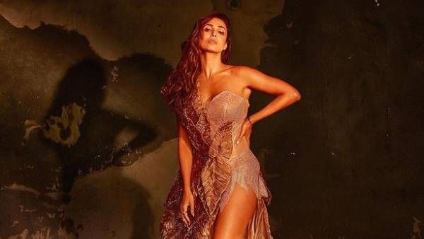 బాత్రూంలో హీరోయిన్ హాట్ సెల్ఫీ: ప్రైవేటు భాగాలు కనిపించేలా.. హద్దు దాటేసిందిగా!