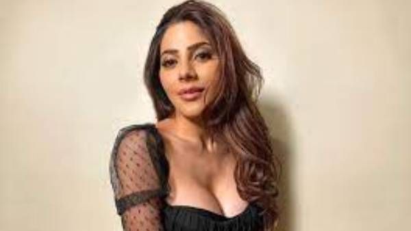 బ్లేజర్ గుండీలు తీసేసి అసలైన అందాలను చూపించేసిన కాంచన బ్యూటీ.. లోపల బ్రా కూడా లేకుండా..