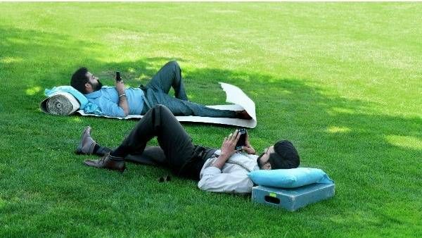 వైరల్ అవుతున్న రామ్ చరణ్, ఎన్టీఆర్ ఆఫ్ స్క్రీన్ మూమెంట్.. నేలపై అలా పడుకుని.. ఫొటో వైరల్