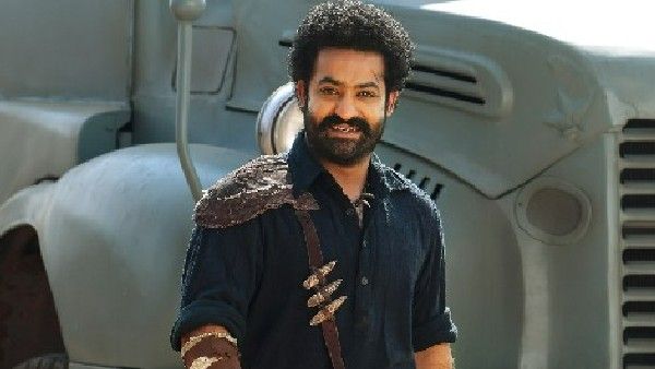 RRR: తొక్కుకుంటూ పోవాలే.. సంచలనం సృష్టిస్తున్న ఎన్టీఆర్ ఫ్యాన్స్.. ఏకంగా గాలిలో.. కార్లతో..