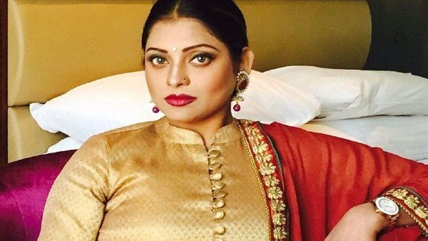 సినీ పరిశ్రమలో షాక్.. జేబులు కొడుతూ దొరికేసిన ప్రముఖ నటి.. అడిగితే ఏమందంటే?