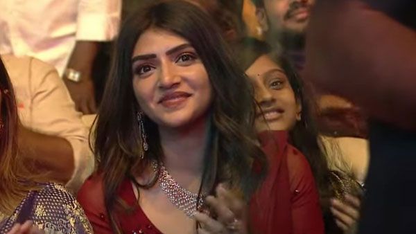 RRR ప్రీ రిలీజ్ ఈవెంట్ లో పెళ్లి సందD హీరోయిన్.. అసలు ఆమెకు RRRకి లింక్ ఏంటో తెలుసా?