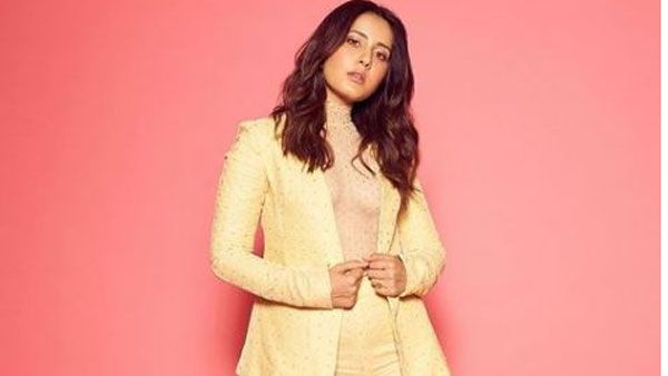 హాట్ సెల్ఫీతో షాకిచ్చిన రాశీ ఖన్నా: మేకప్ రూమ్‌లో అందాలు ఆరబోస్తూ ఫోజులు