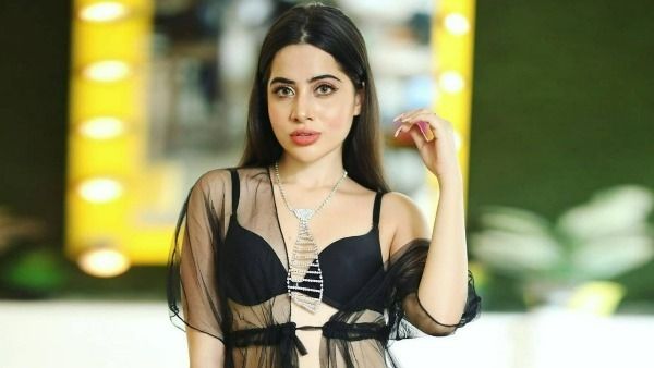 మరోమారు రెచ్చిపోయిన ఉర్ఫీ జావేద్.. ఒంటి పై ఏమీ లేకుండా అవే అడ్డుపెట్టుకుని!