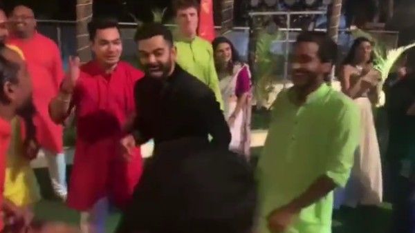 అల్లు అర్జున్ సినిమా పాటకు స్టెప్పులేసిన ఇండియన్ క్రికెటర్ విరాట్ కోహ్లీ.. వీడియో వైరల్!