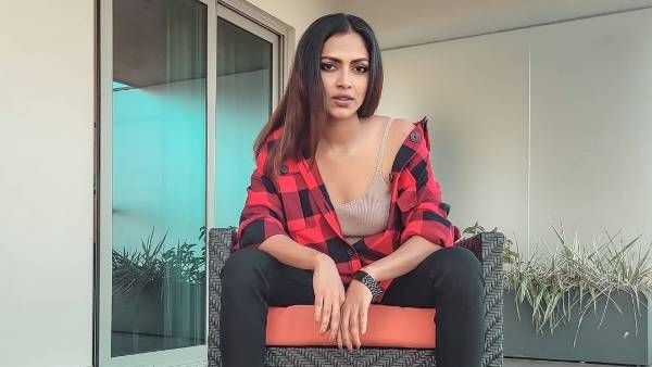 బీచ్‌లో రెచ్చిపోయిన అమలా పాల్: ఏం చూపించకూడదో అదే చూపిస్తూ!