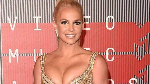 ఒంటిపై నూలు పోగు లేకుండా ప్రముఖ సింగర్.. పెళ్లికి ముందు అలాంటి నిర్వాకం!