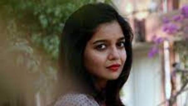 'ది కాశ్మీర్ ఫైల్స్' యూనిట్ తో కలర్స్ స్వాతి మూవీ.. పెళ్లి తరువాత ఇన్నాళ్ళకు రీ ఎంట్రీ.. పోస్టర్ వైరల్