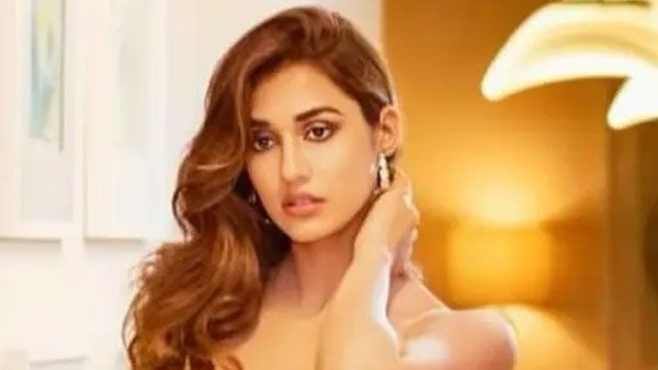 చీకట్లో రెచ్చిపోయిన మెగా హీరోయిన్: అవి మాత్రమే కనిపించేలా లైట్ వేసి!