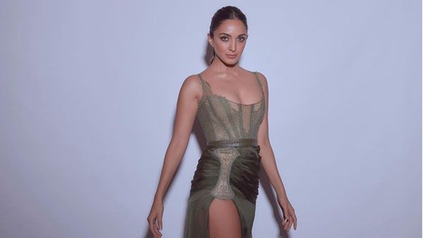 కియారా అద్వానీ పరువాల విందు.. బ్లేజర్లో బటన్స్ కూడా లేకుండా!