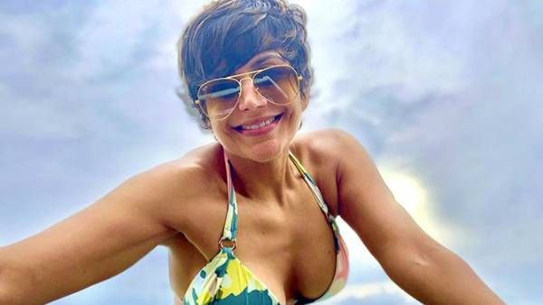 లేటు వయసులో ఘాటుగా మందిరా బేడీ రచ్చ..అతనితో కలిసి పూల్ లో నెవర్ బిఫోర్ అనిపించేలా!