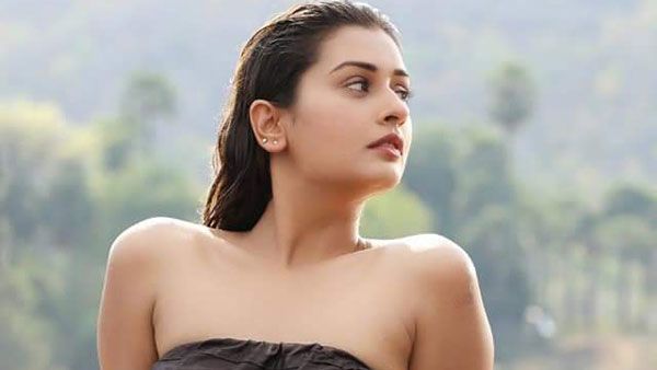 మరోసారి రెచ్చిపోయిన పాయల్.. స్టేజ్ మీదే ప్రియుడికి ఘాటు లిప్ లాక్