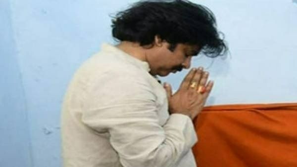 Pawan Kalyan పవర్ స్టార్ చేతికి రెండు మహిమగల ఉంగరాలు.. వాటి వెనుక కథేంటో తెలుసా?